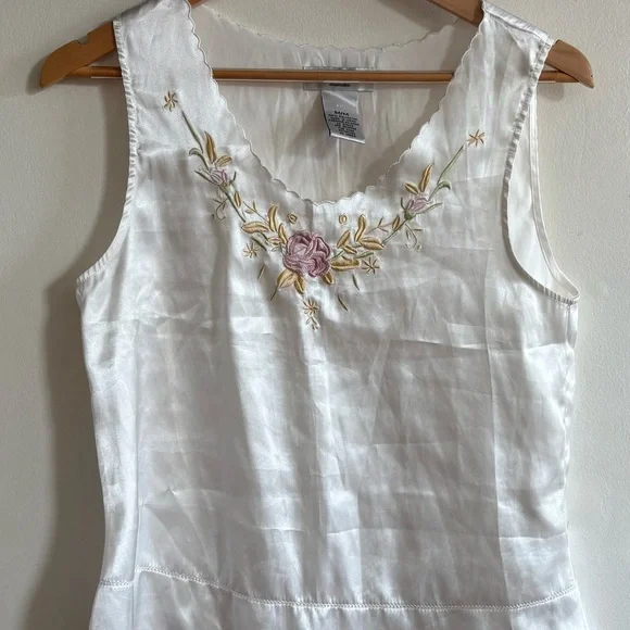 Vintage-Inspired Silky Floral Embroidered Tank (Size M) - Picture 4 of 5